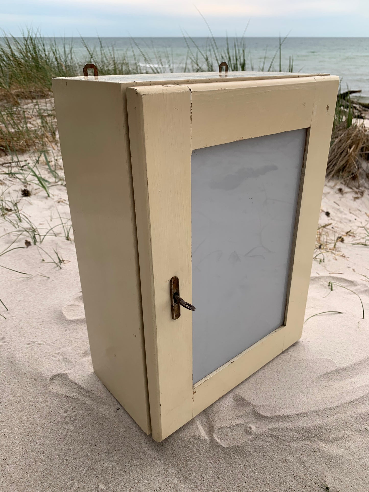 Medizinschrank mit Glasböden