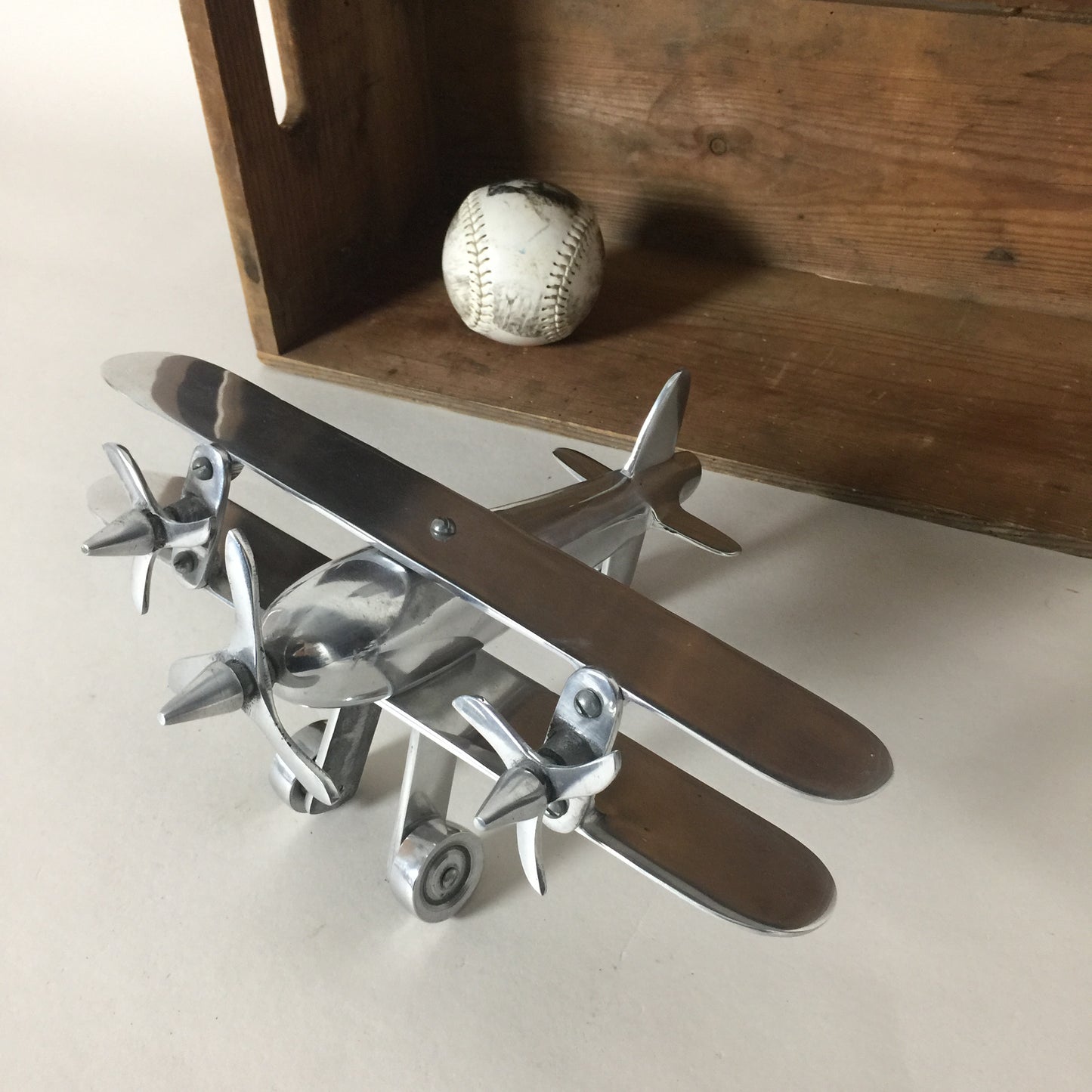 Propellerflugzeug in Rohbauweise