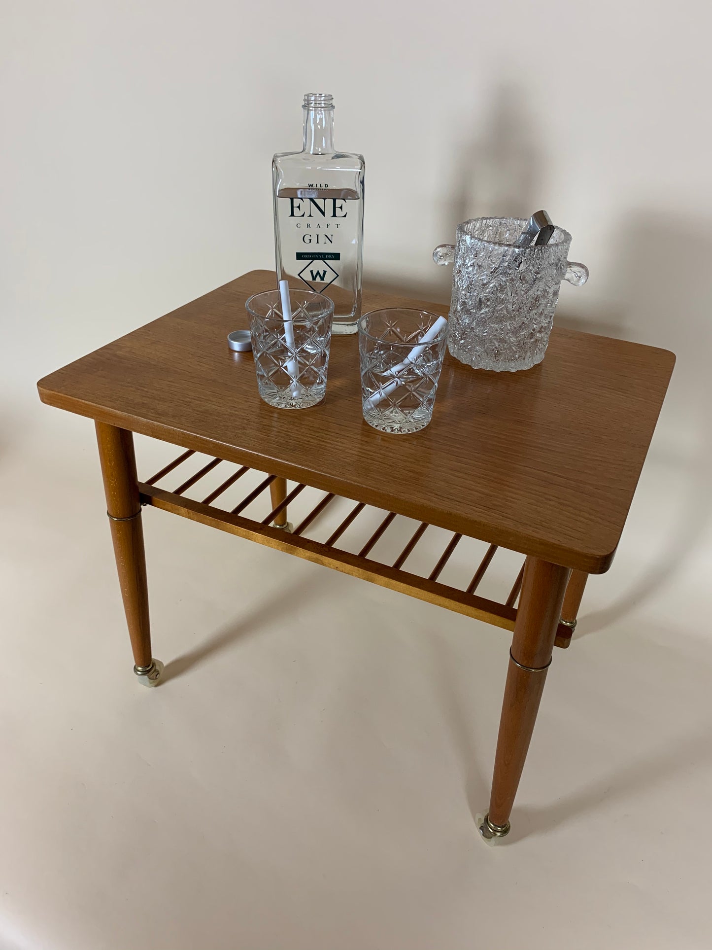 Teaktisch auf Rädern mit Kistenregal