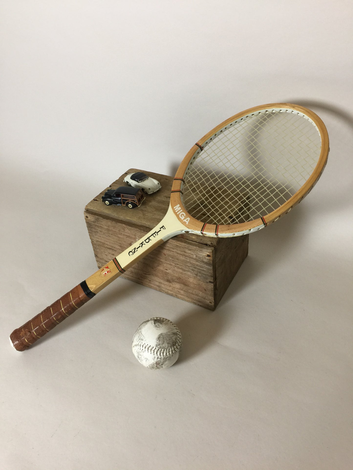 Schöner alter und dekorativer Tennisschläger