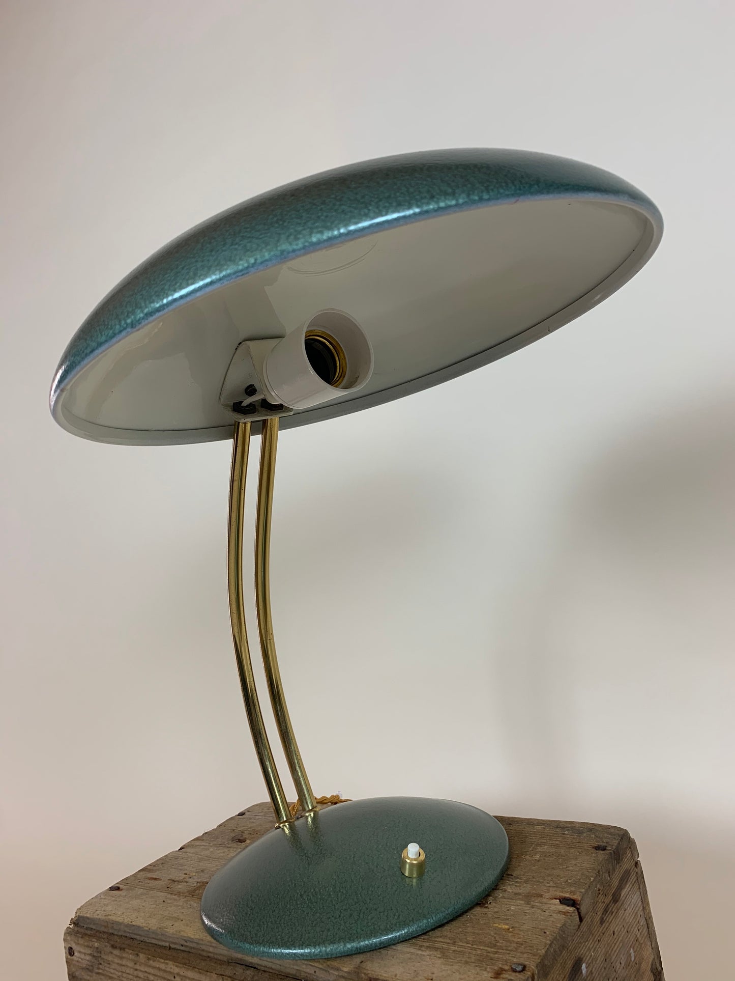 Vintage Lampe in grünem Hammerschlaglack und mit Messingarm
