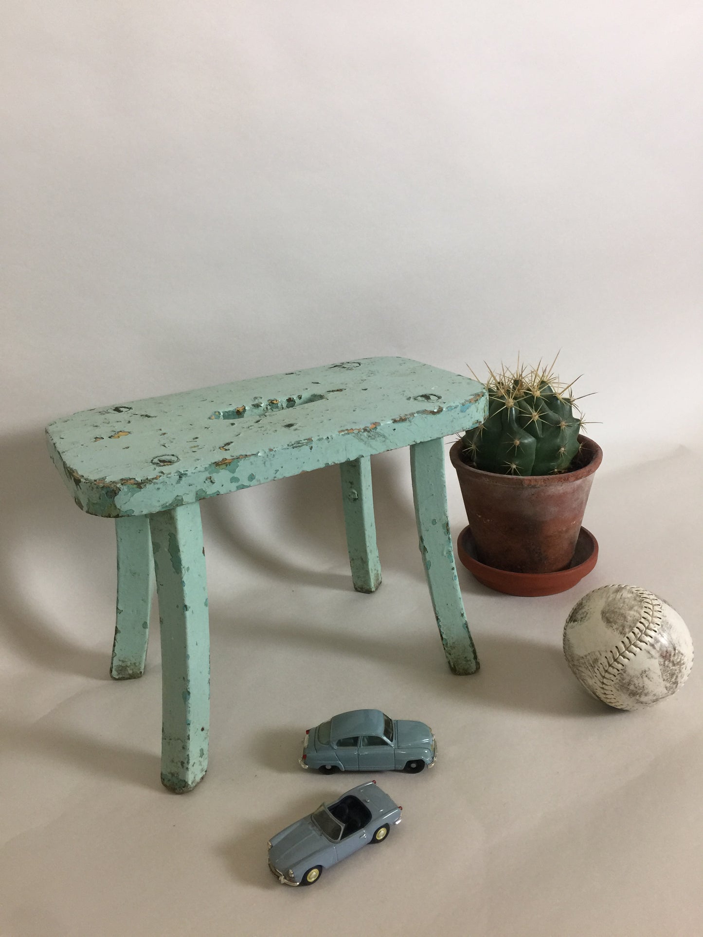 Kleiner Hocker mit schöner Patina