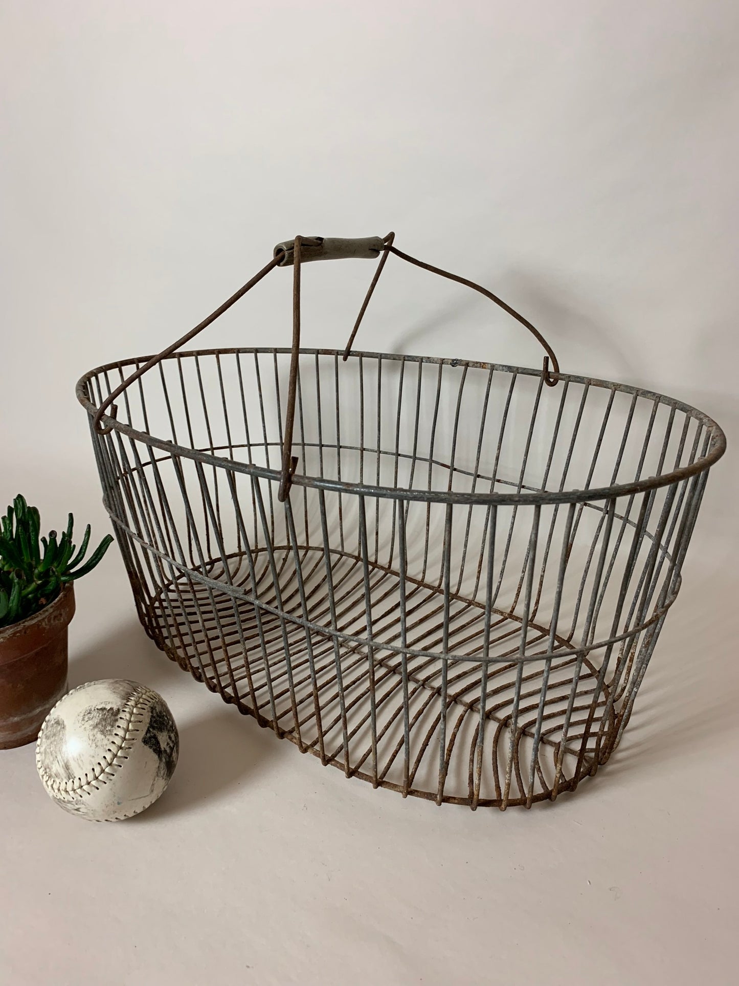 Großer Drahtkorb mit Griff