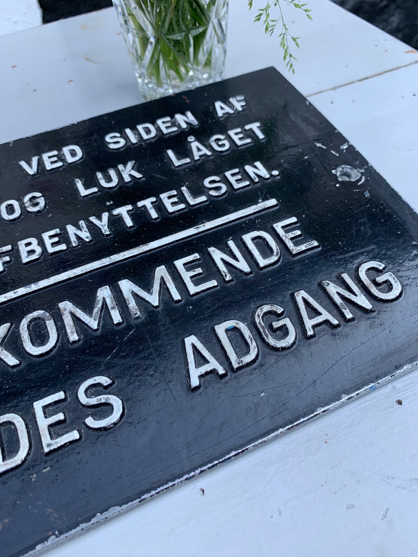 Schönes schwarz-weißes Schild mit lustigem und seltenem Text