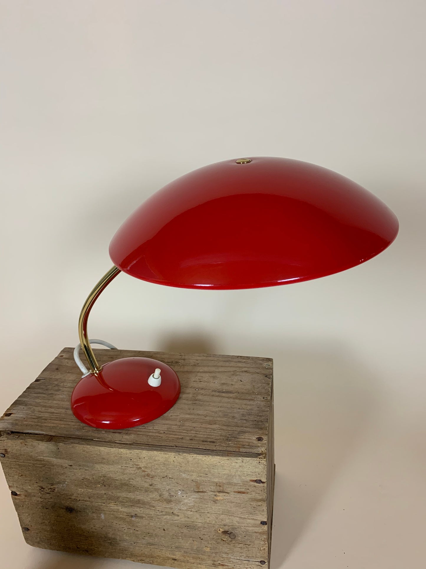 Kaiser Idell 6781 - Rot mit Messingarm