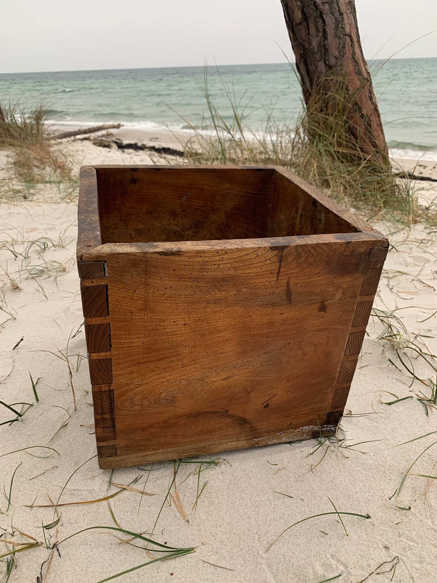 Sehr alte und schwere quadratische Holzkiste