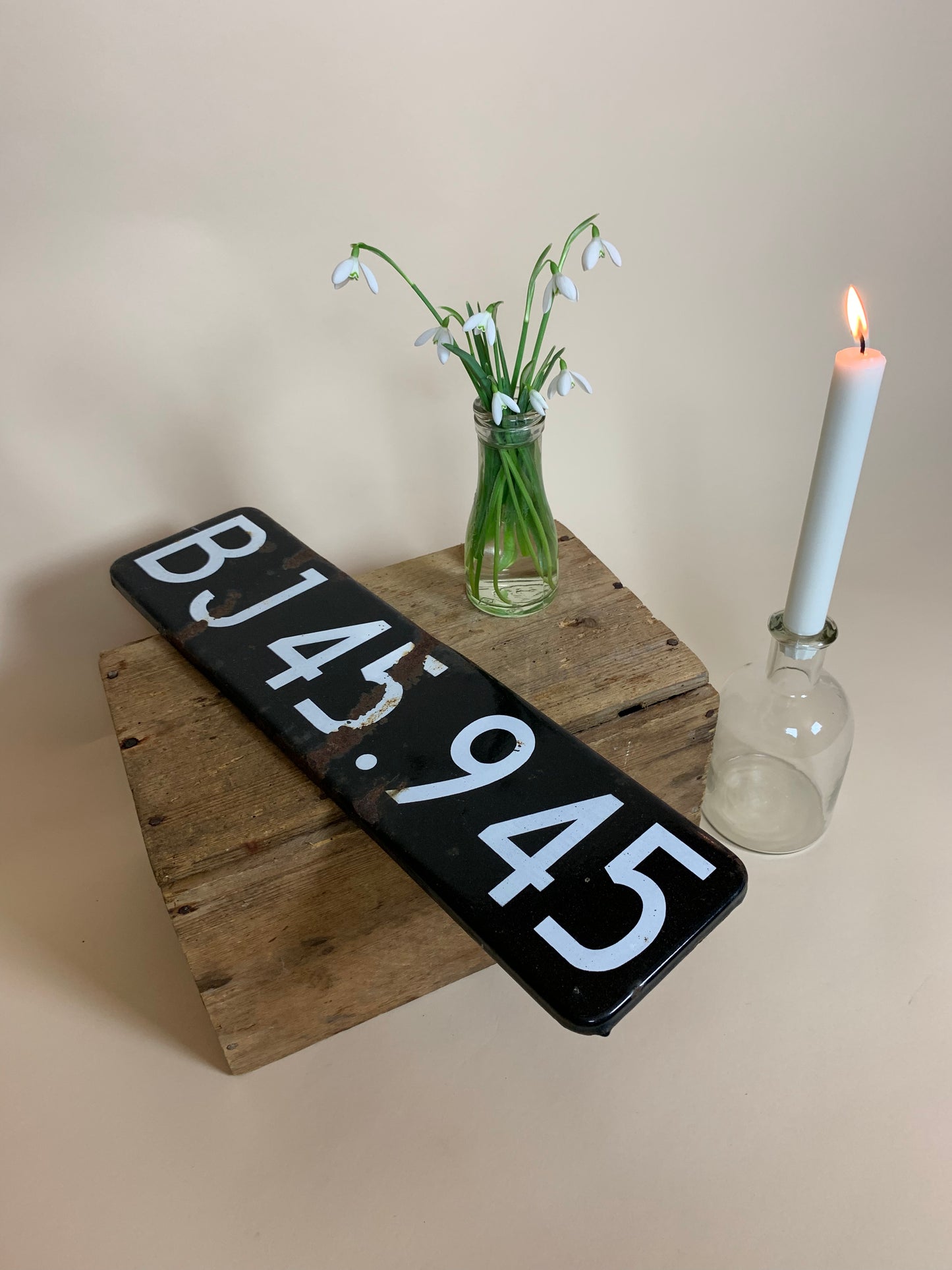 Altes schwarz-weißes Nummernschild in Emaille
