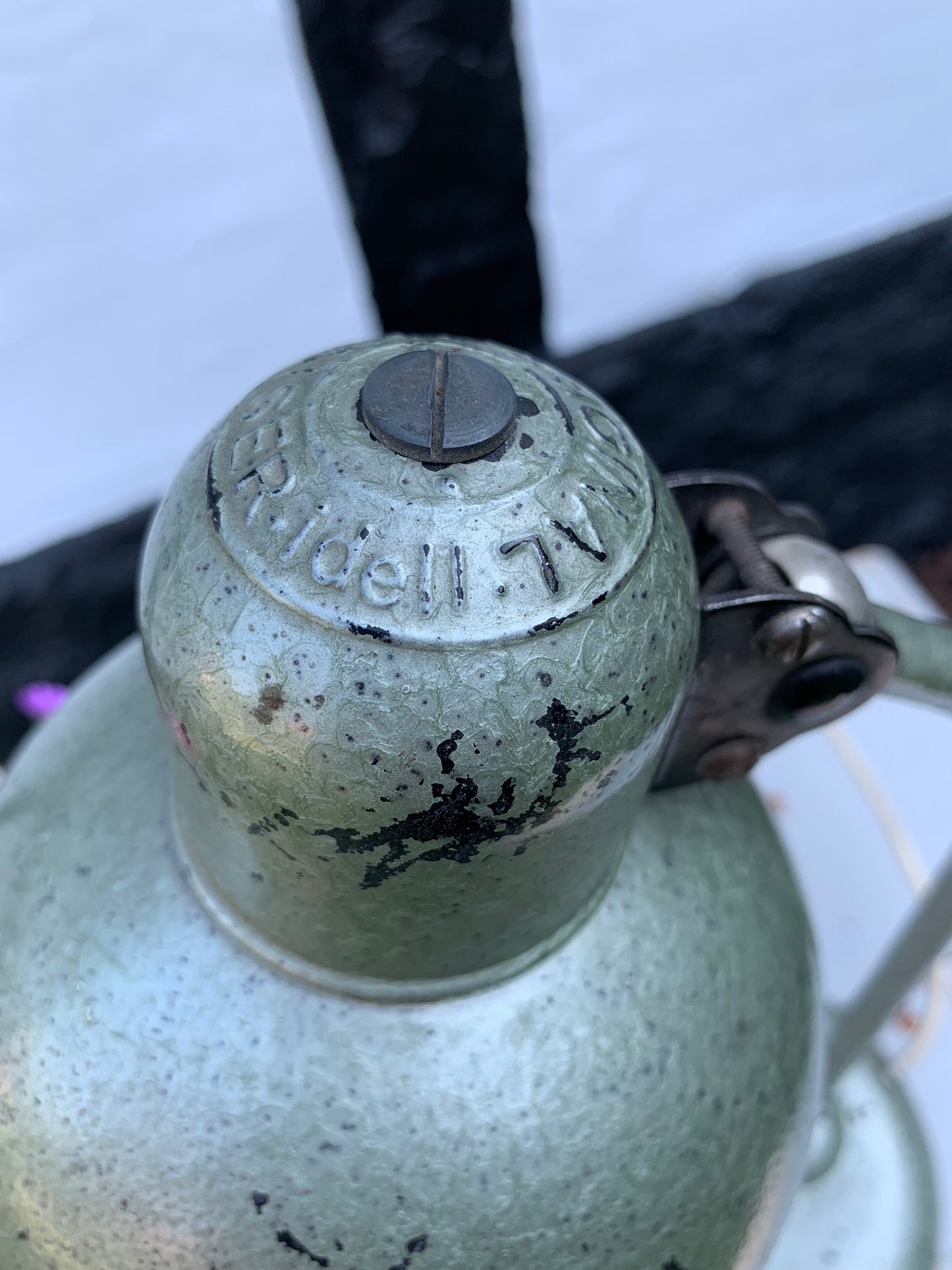Schöne Kaiser Idell in grünlichem Hammerlack