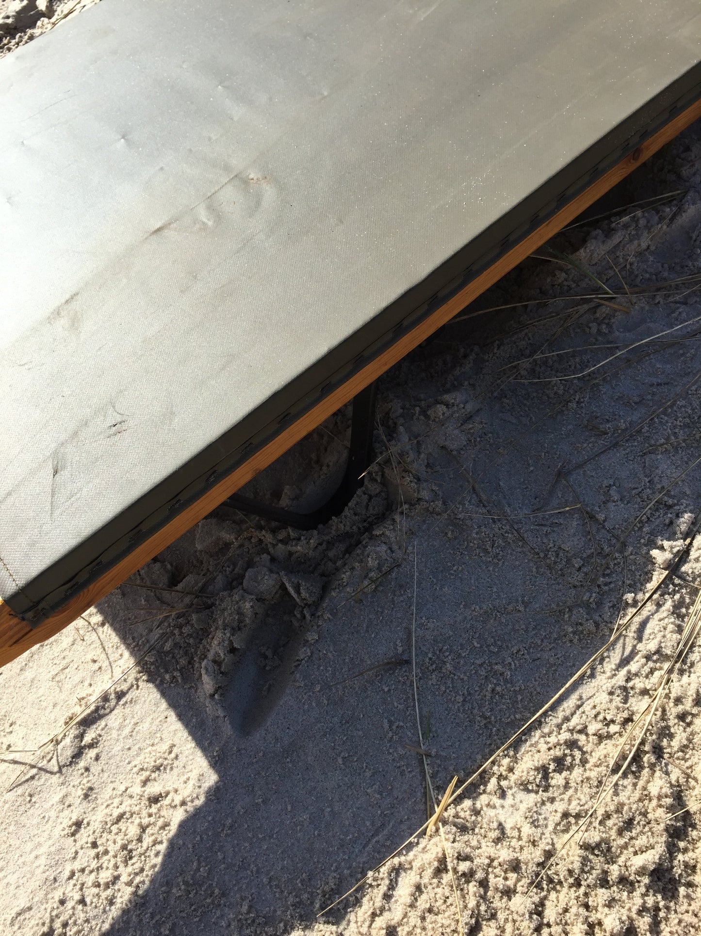 Lustige Trage mit Holzgriff und Metallbeinen