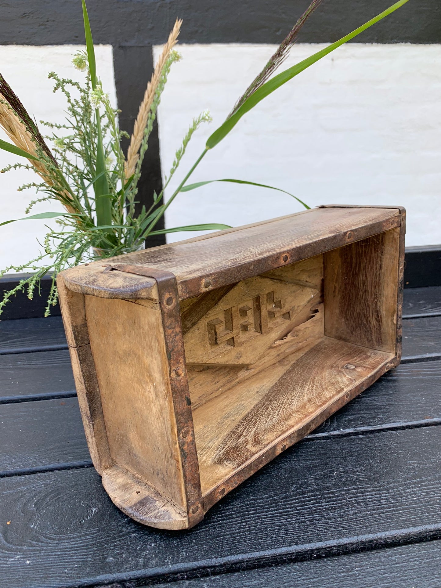 Backsteinform aus Holz mit Metallstempel am Boden