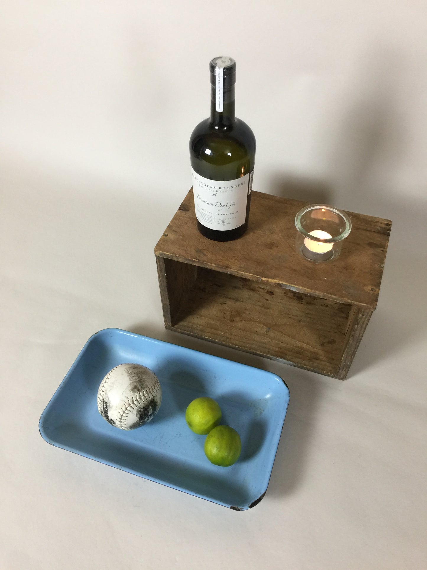 Schöne und alte Emailleschale