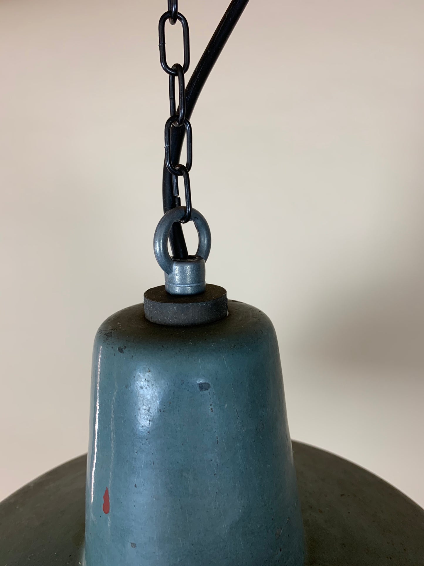 Lampe in staubigem Blau mit viel Patina