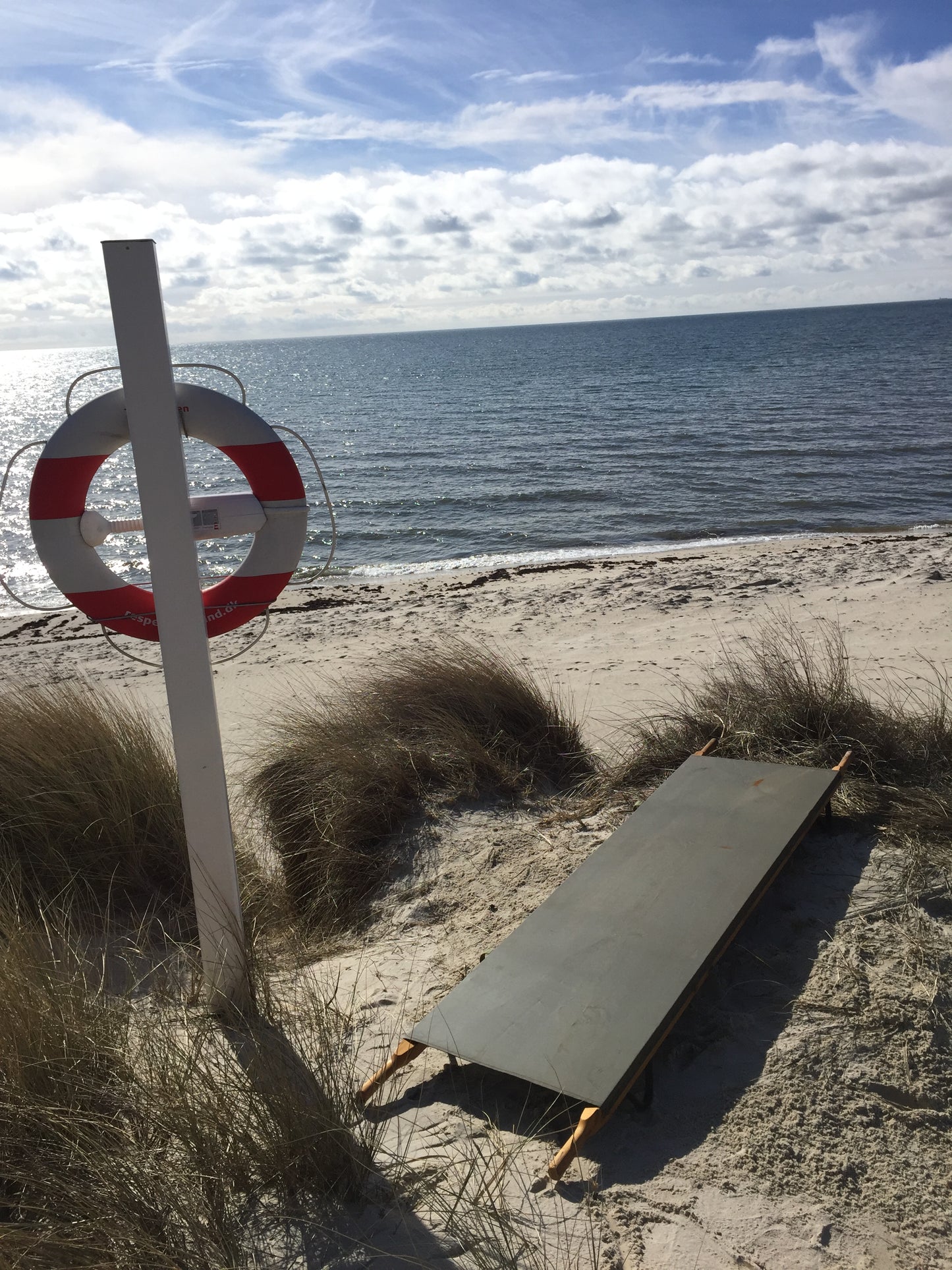 Lustige Trage mit Holzgriff und Metallbeinen