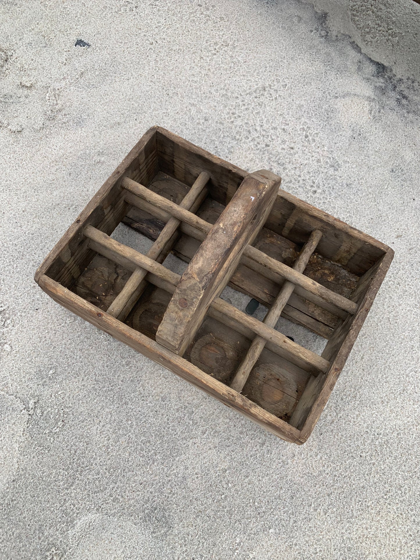 Holzkiste mit 12 Fächern