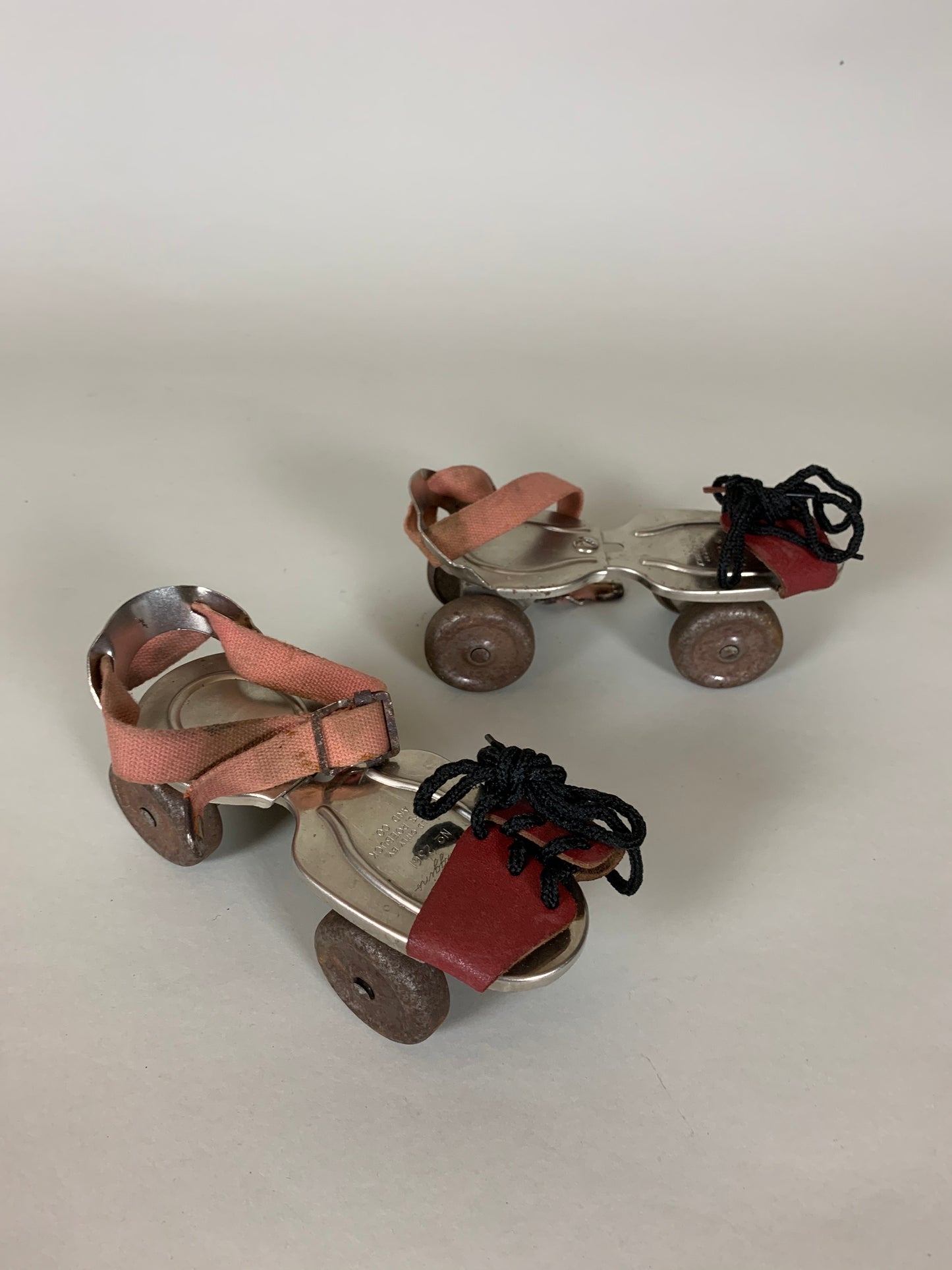 Lustige und dekorative alte Rollschuhe für Kinder