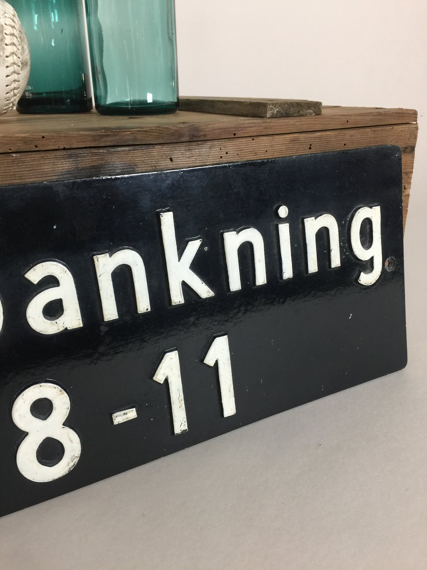 Schönes altes Schild aus einer vergangenen Zeit