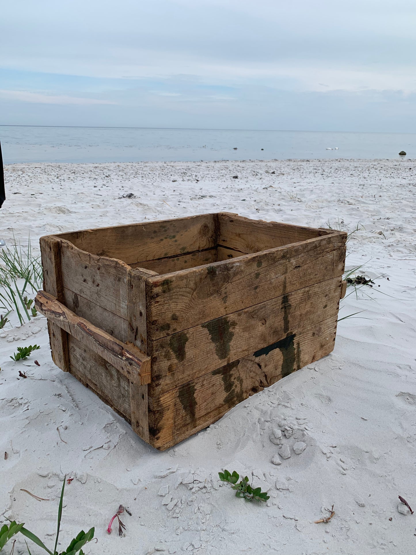 Große Holzkiste mit viel Patina
