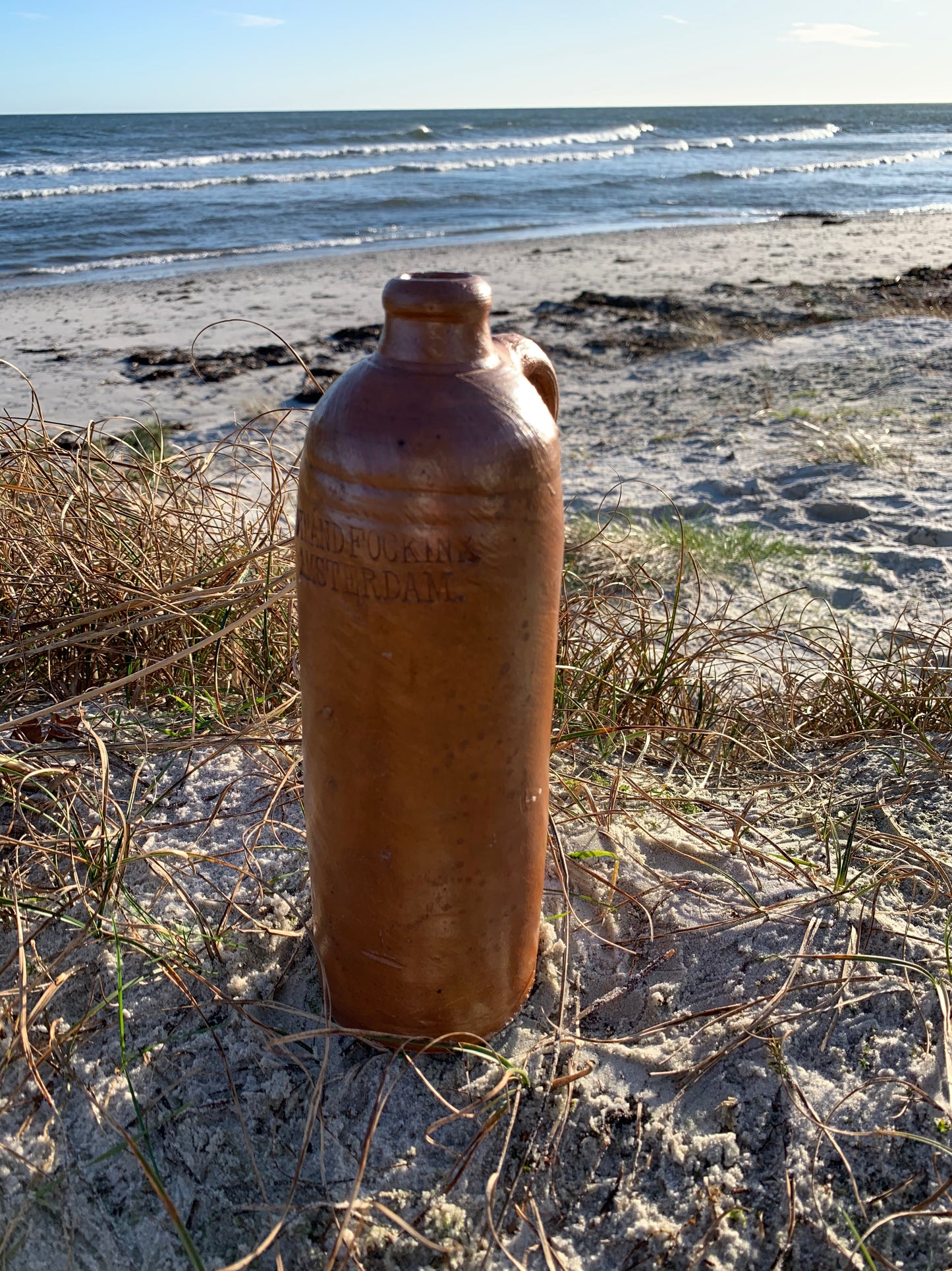 Rustikale Flasche mit lustiger Textprägung in der Flasche