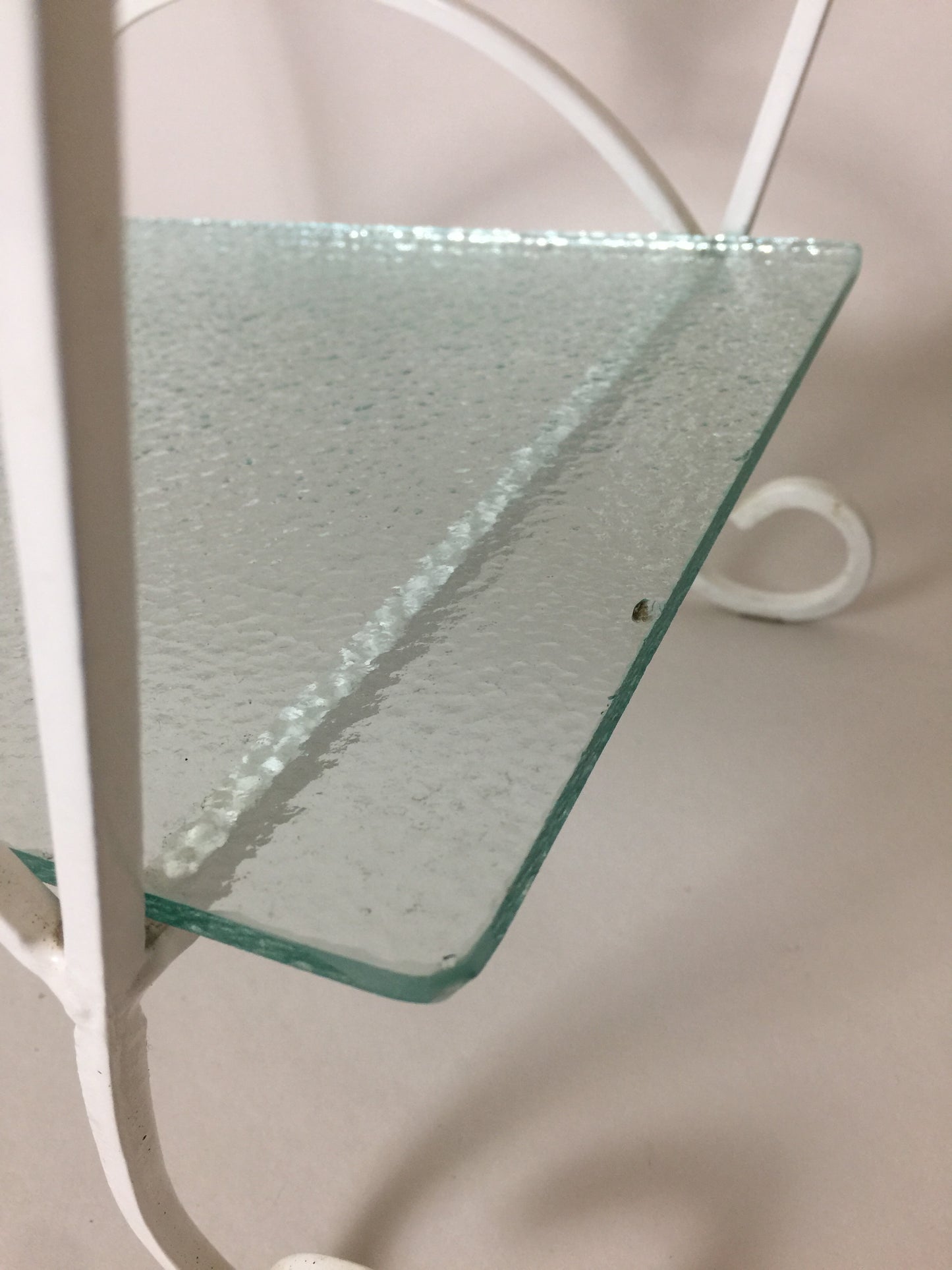 Schöner und alter Tisch oder Bücherregal mit Glas