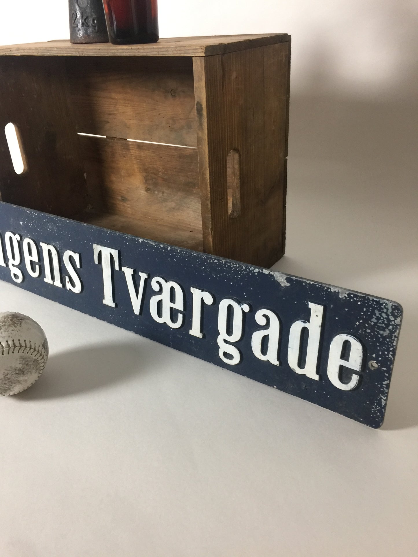 Straßenschild mit königlicher Geschichte