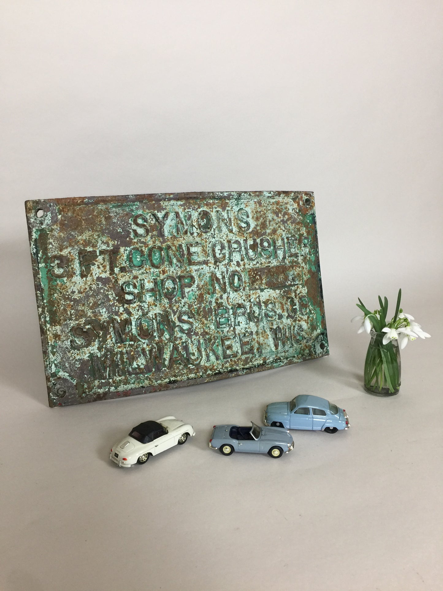 Schönes und geschwungenes altes Schild mit viel schöner Patina