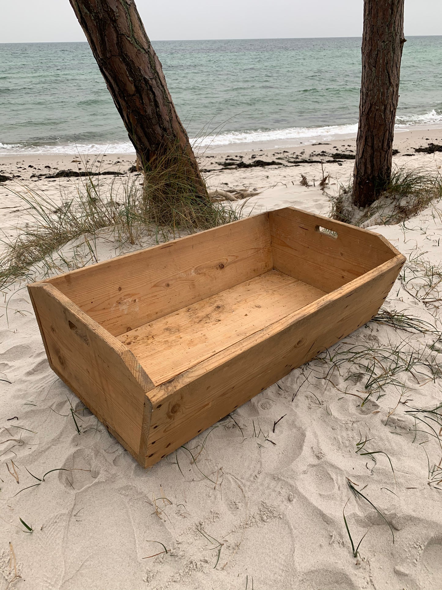 Große Holzkiste mit Tragegriff