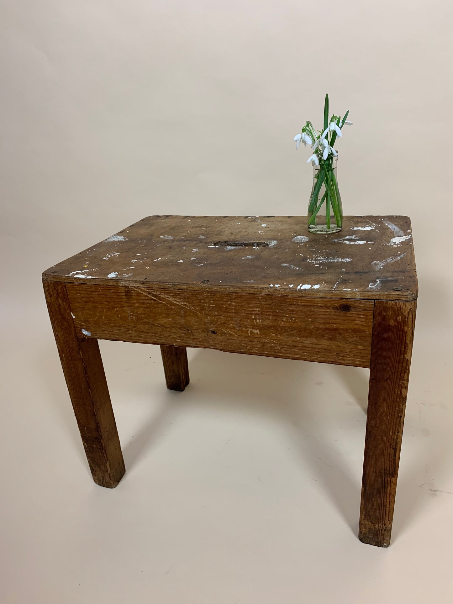 Der Holzhocker mit viel Patina