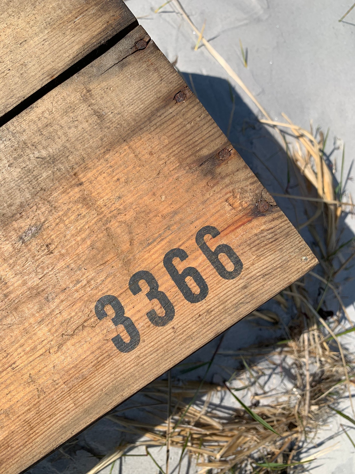 Holzkiste mit lustiger Werbung für Schuhcreme