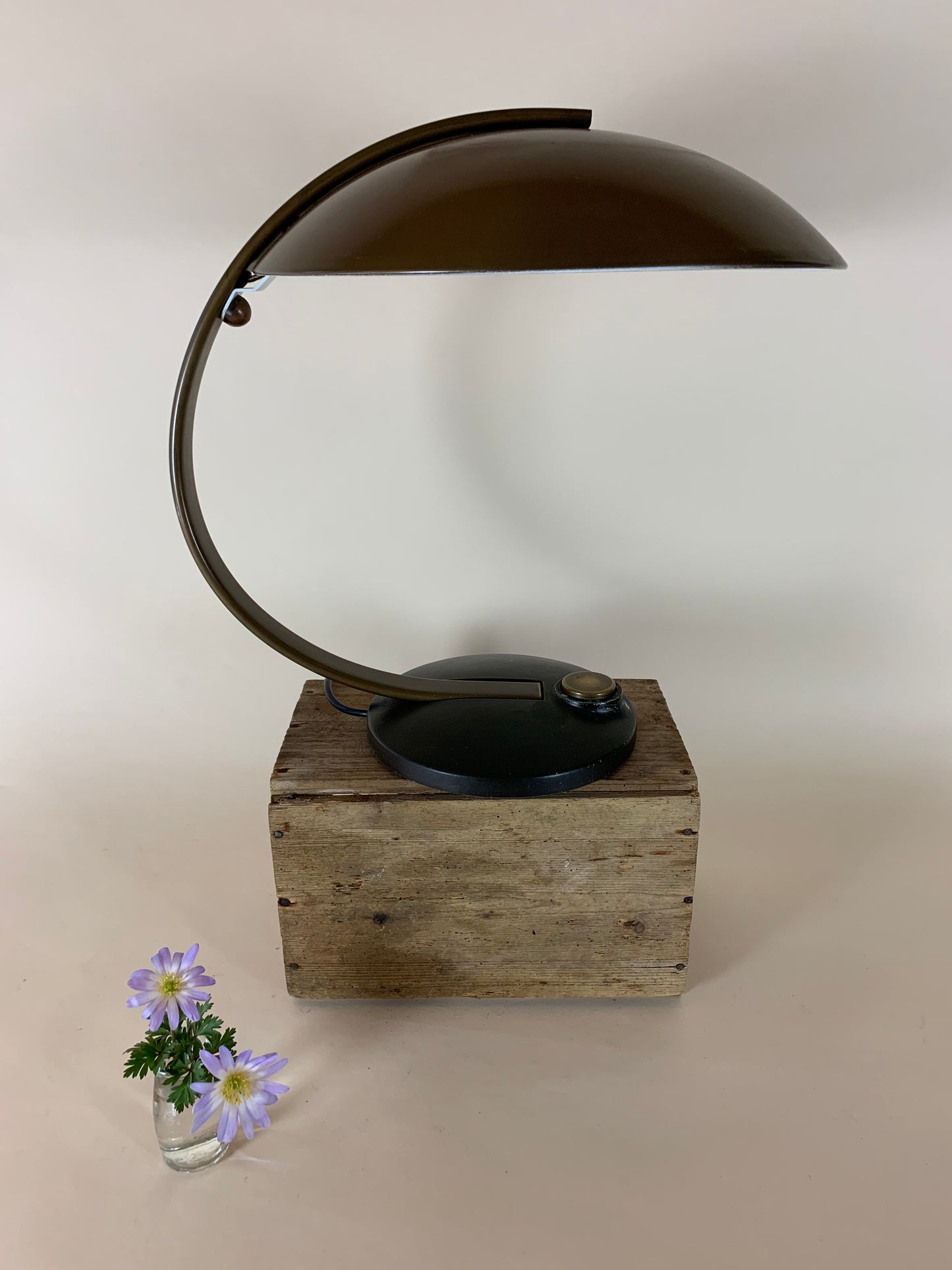 Egon Hillebrand Messinglampe mit schwarzem Fuß