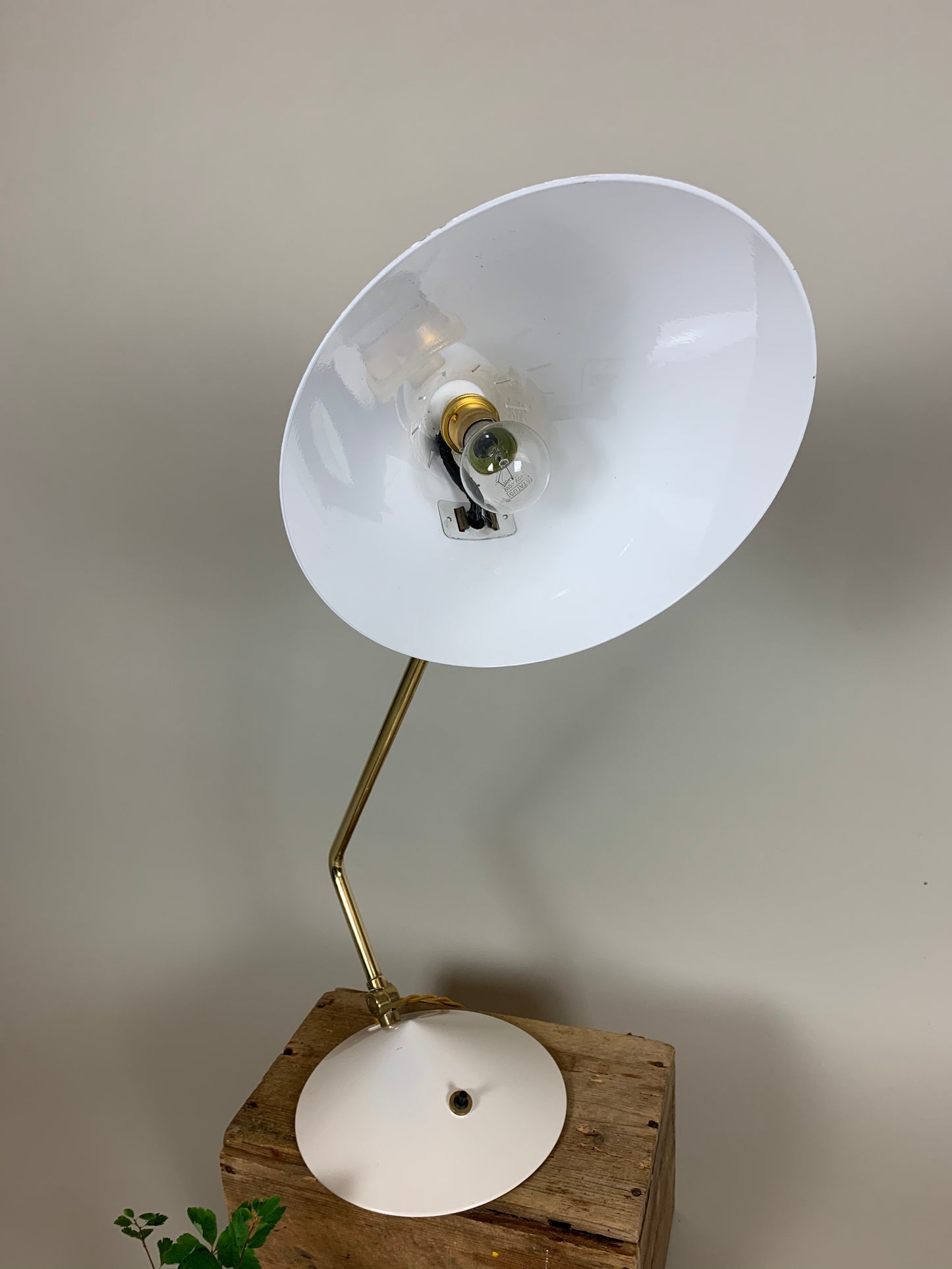 Hala Tischlampe - Weiß und Messing