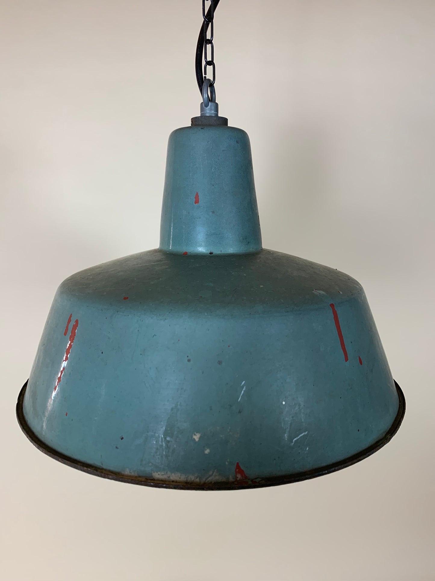 Lampe in staubigem Blau mit viel Patina
