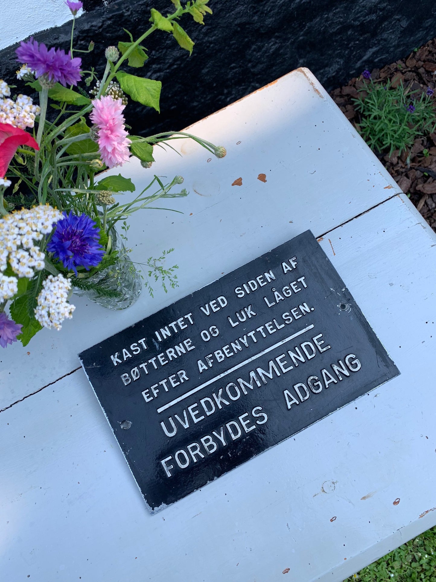 Schönes schwarz-weißes Schild mit lustigem und seltenem Text