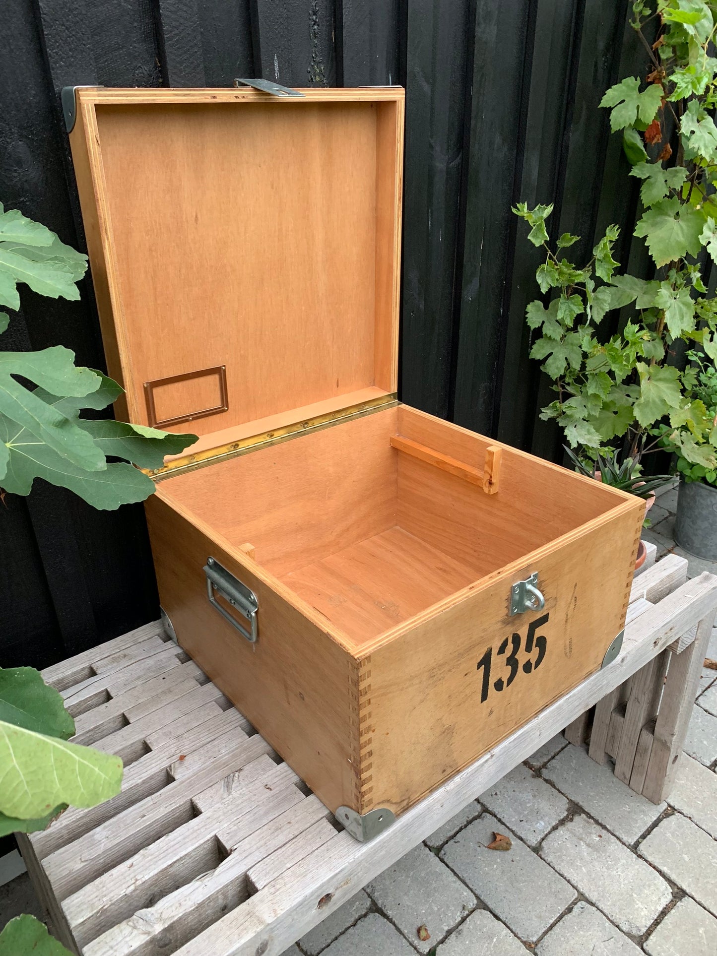 Holzkiste mit Tragegriff