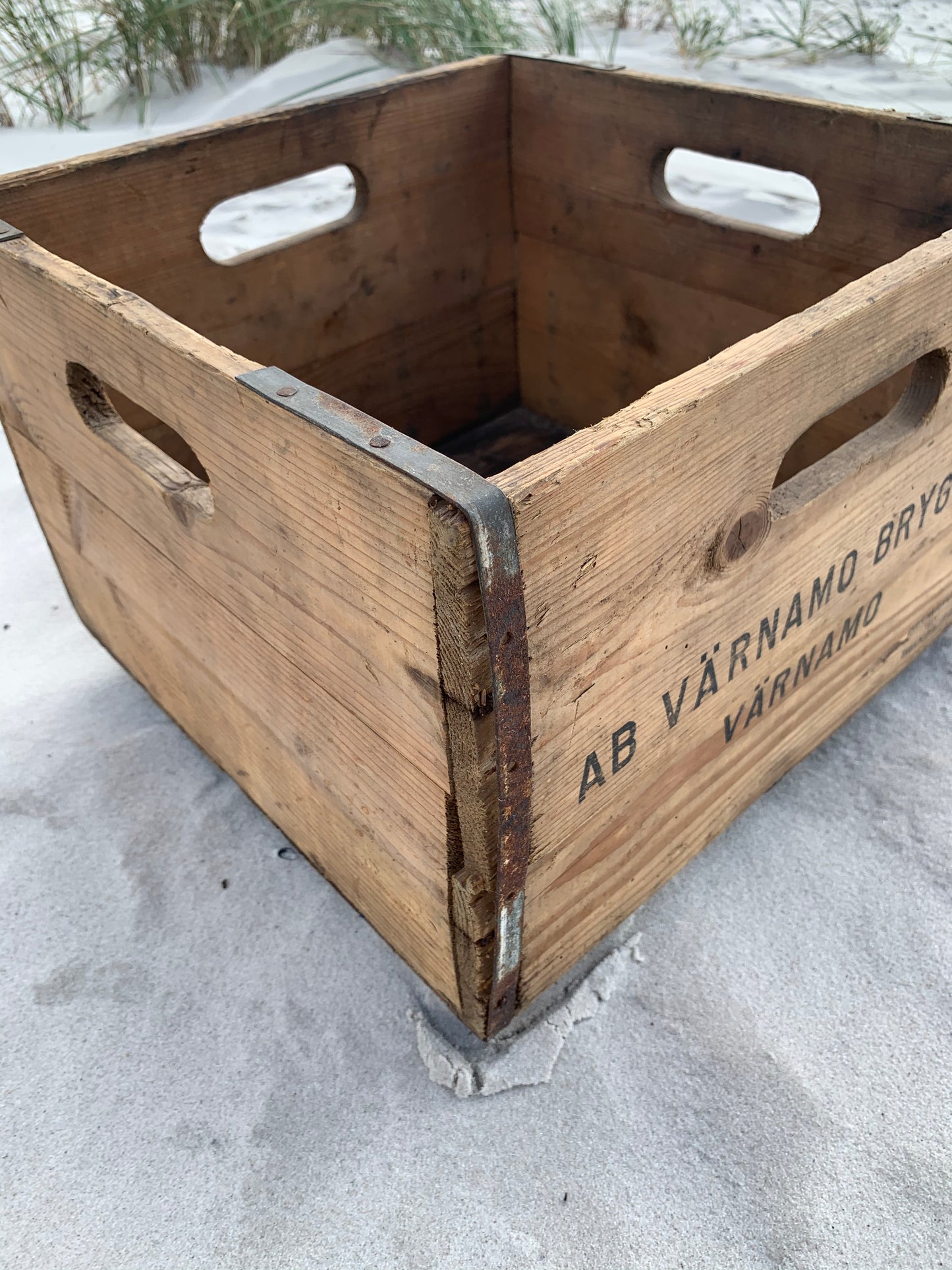 Schöne und patinierte Holzkiste der Brauerei Vämamo