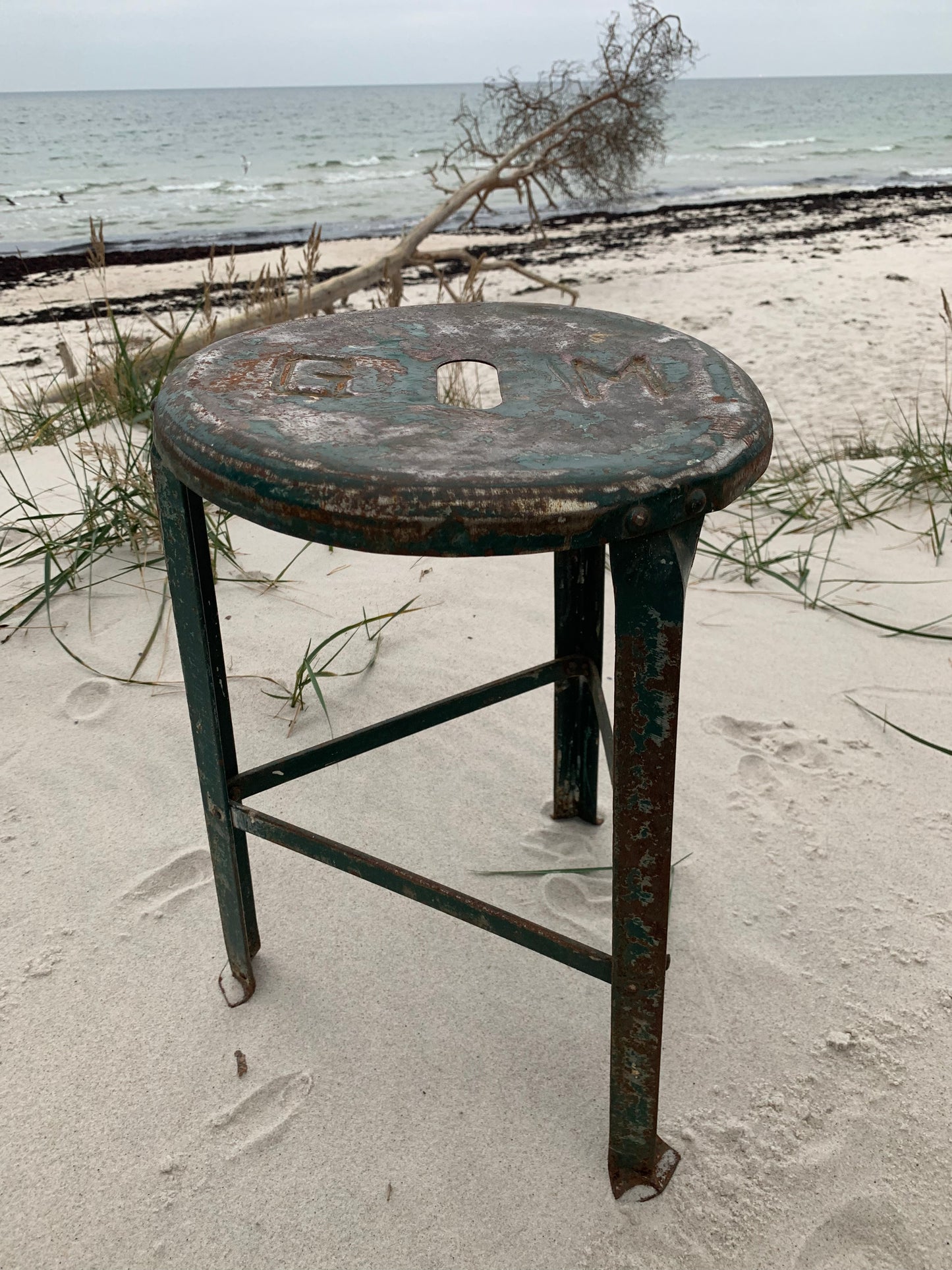 Roher industrieller Hocker