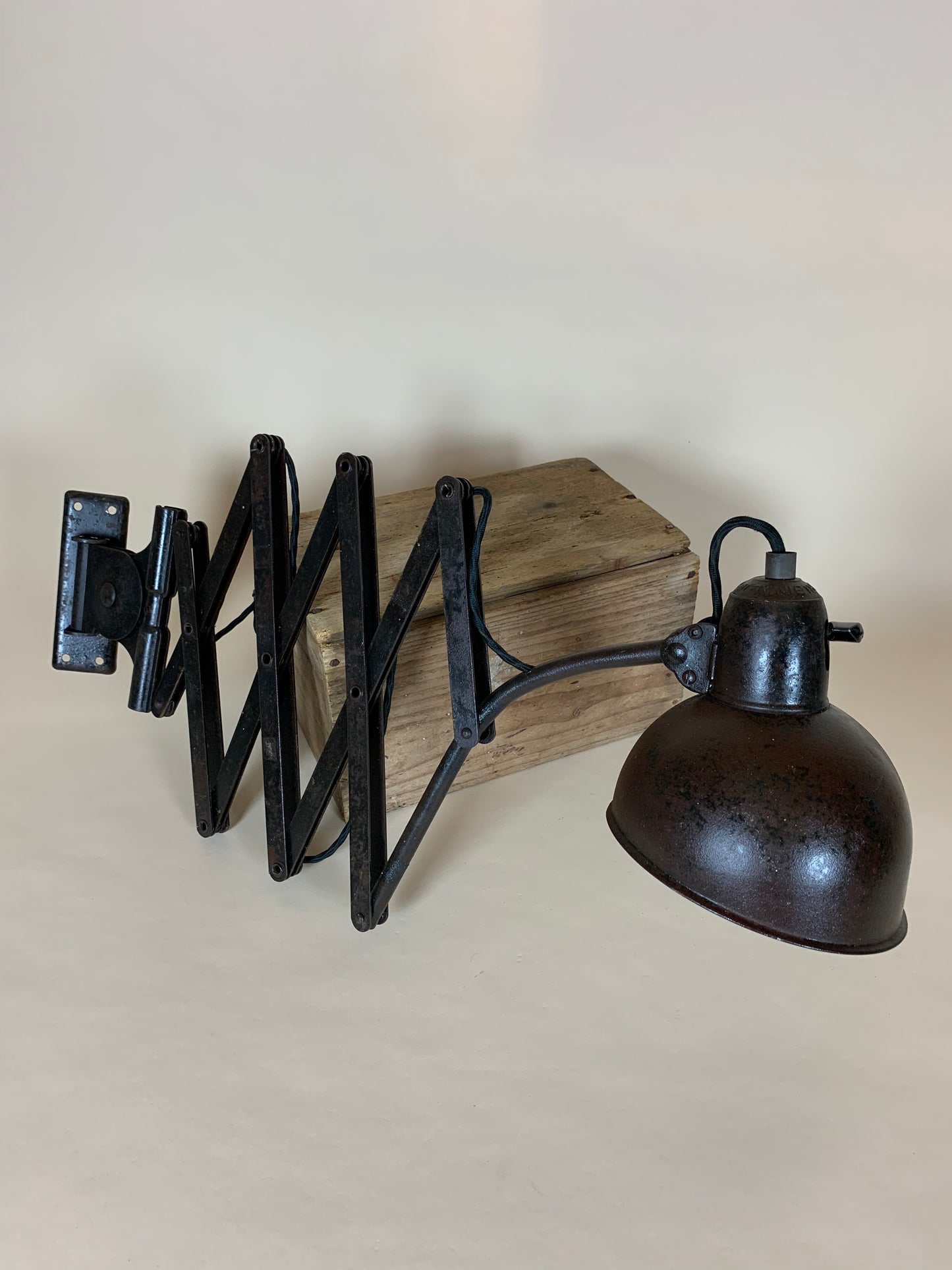 Kaiser Idell Scherenlampe - Rohe Ausführung mit schöner Patina