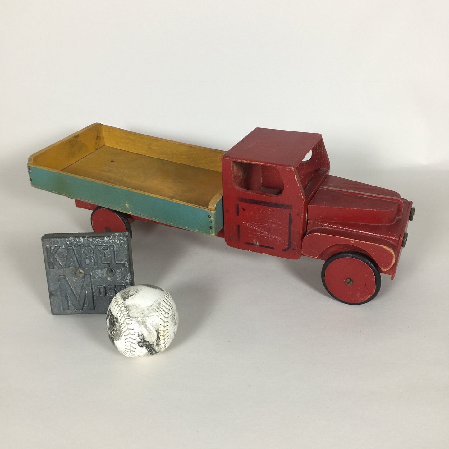Schöner alter und dekorativer Holzlastwagen
