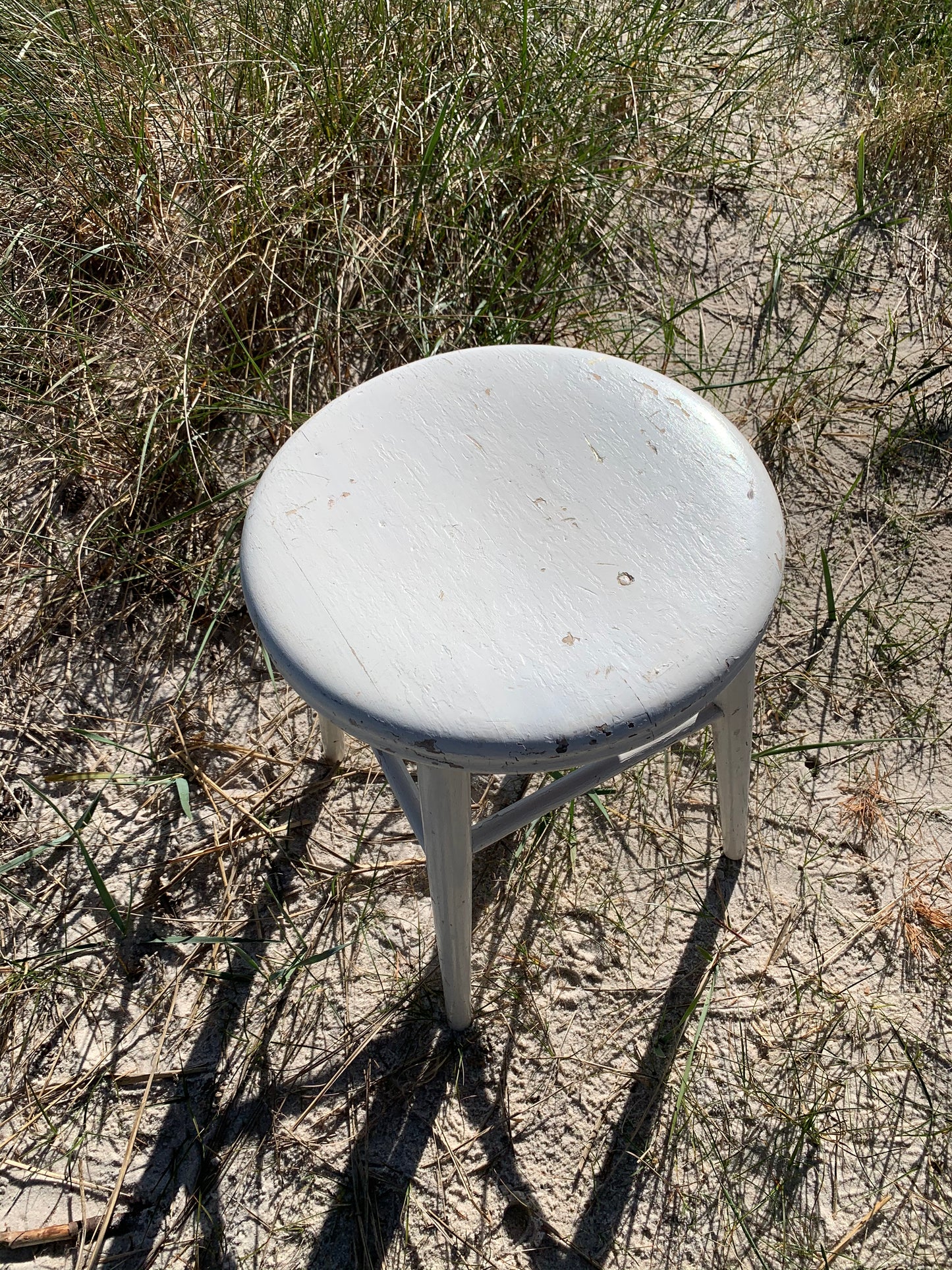Schöner weißer Hocker