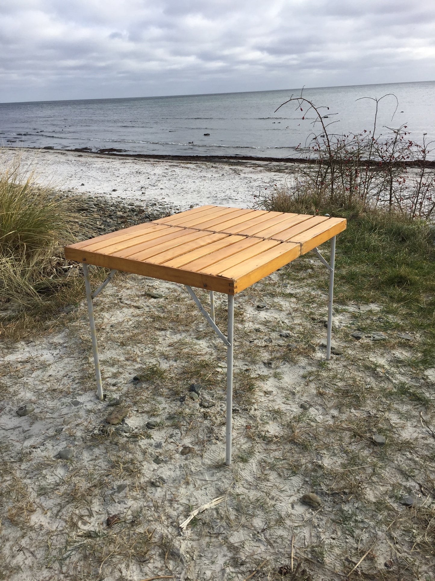 Schöner Klapptisch aus Holz und Metall