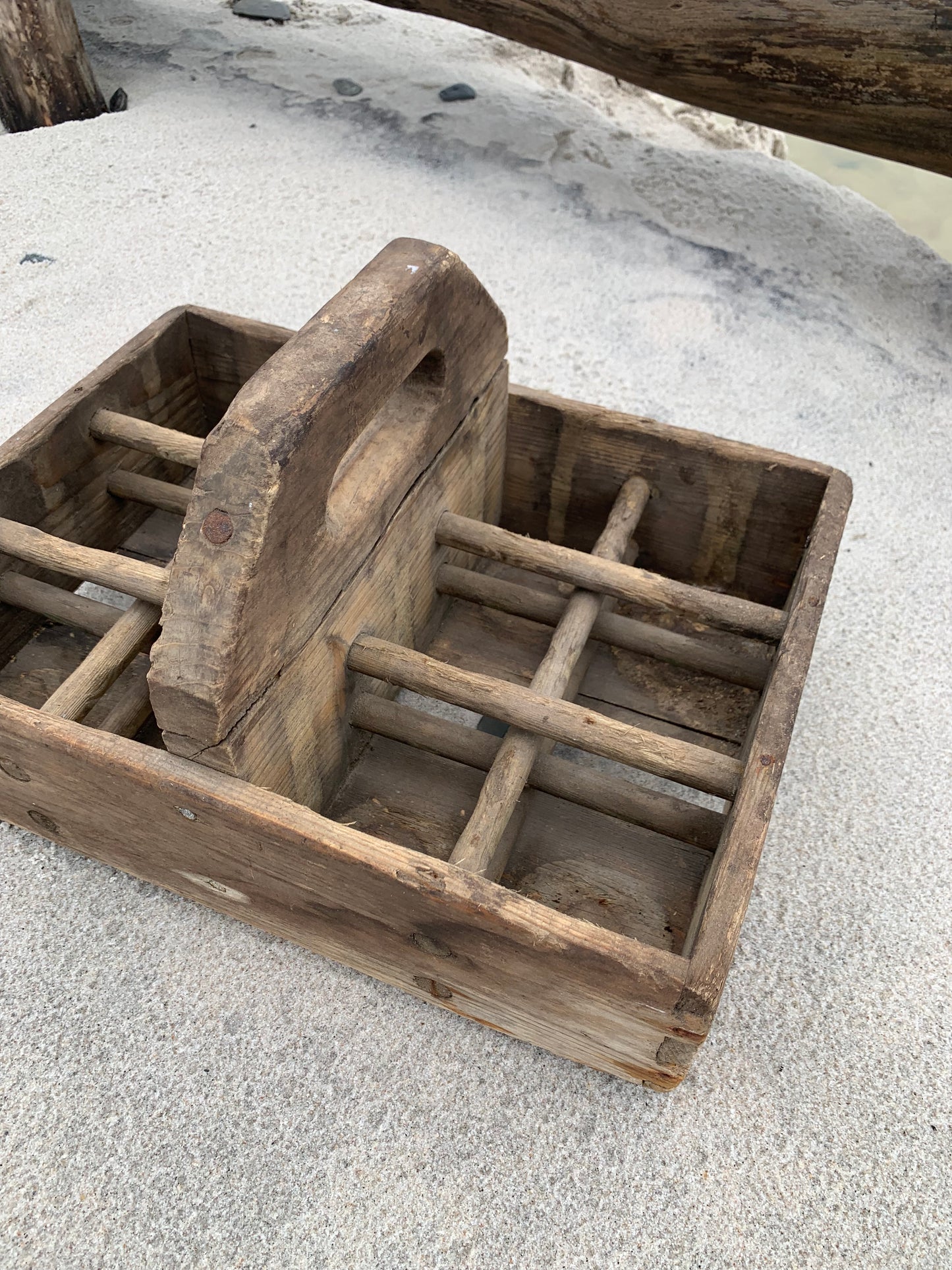 Holzkiste mit 12 Fächern