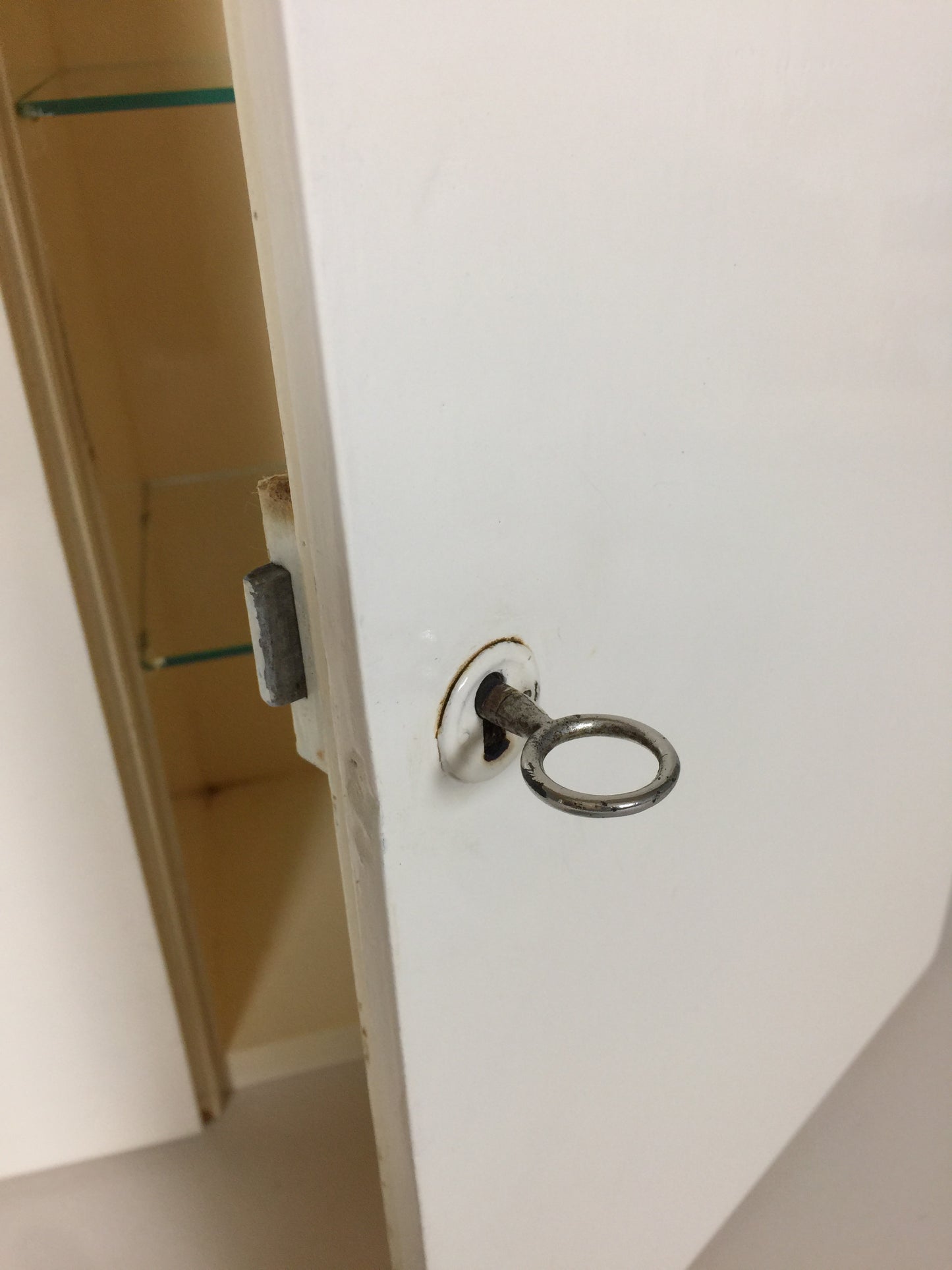 Schöner Medizinschrank mit zwei Türen