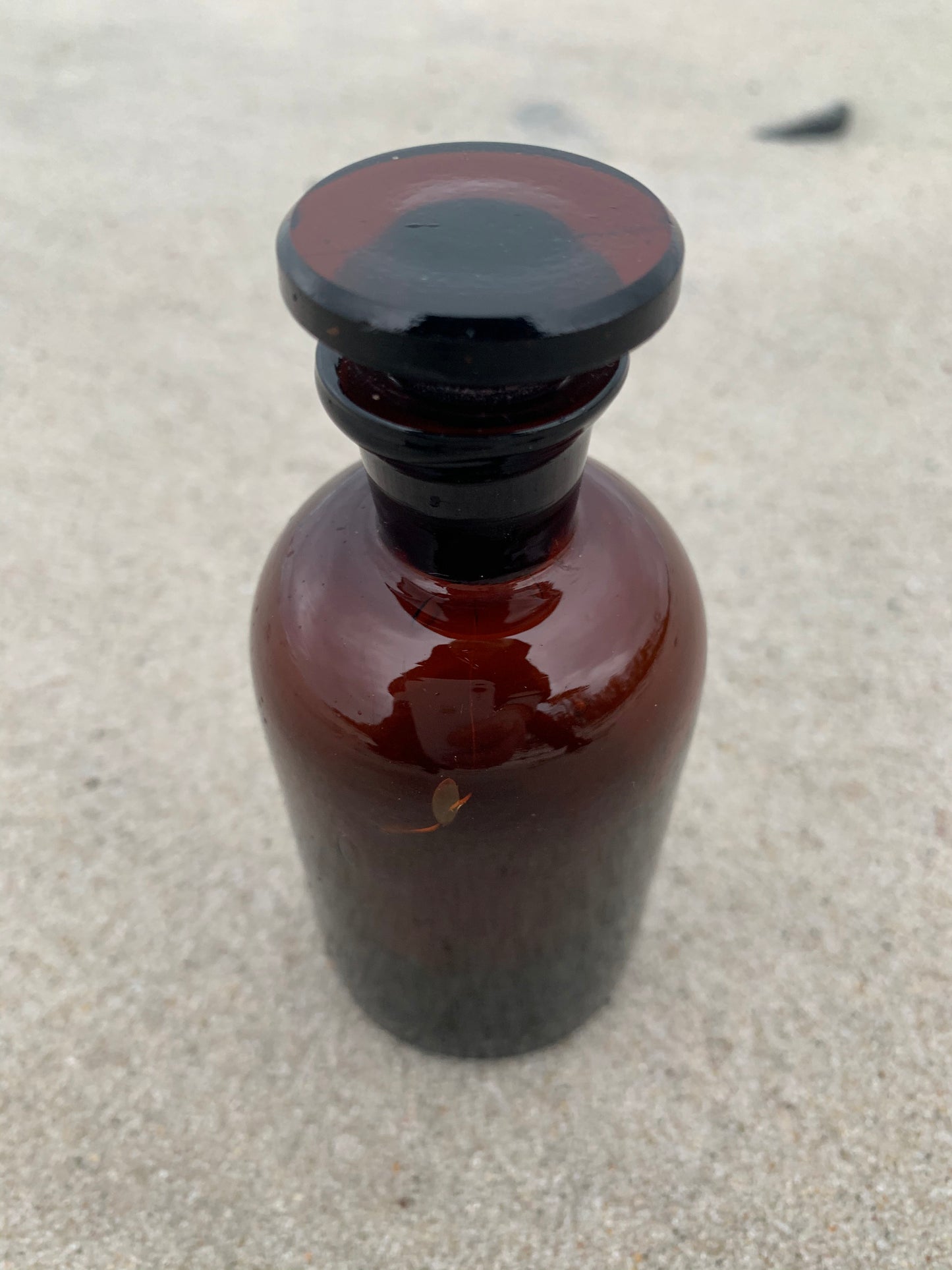 Kleine Apothekerflasche mit Glasstopfen