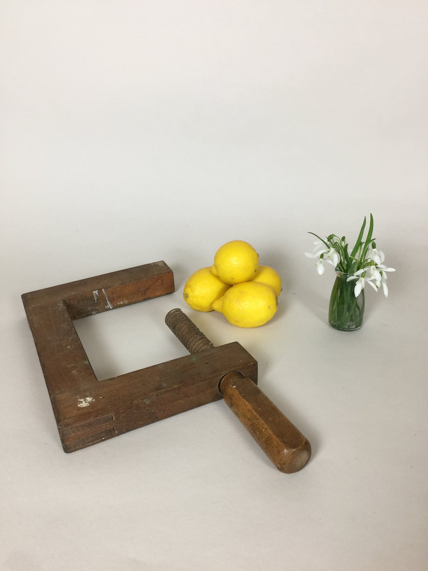 Alte und feine Schraubzwinge mit viel Patina