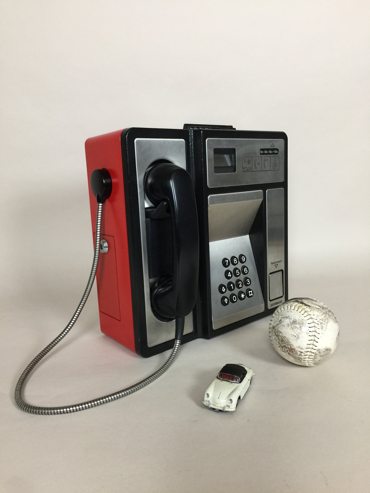 Altes KTAS-Telefon mit Kuppel
