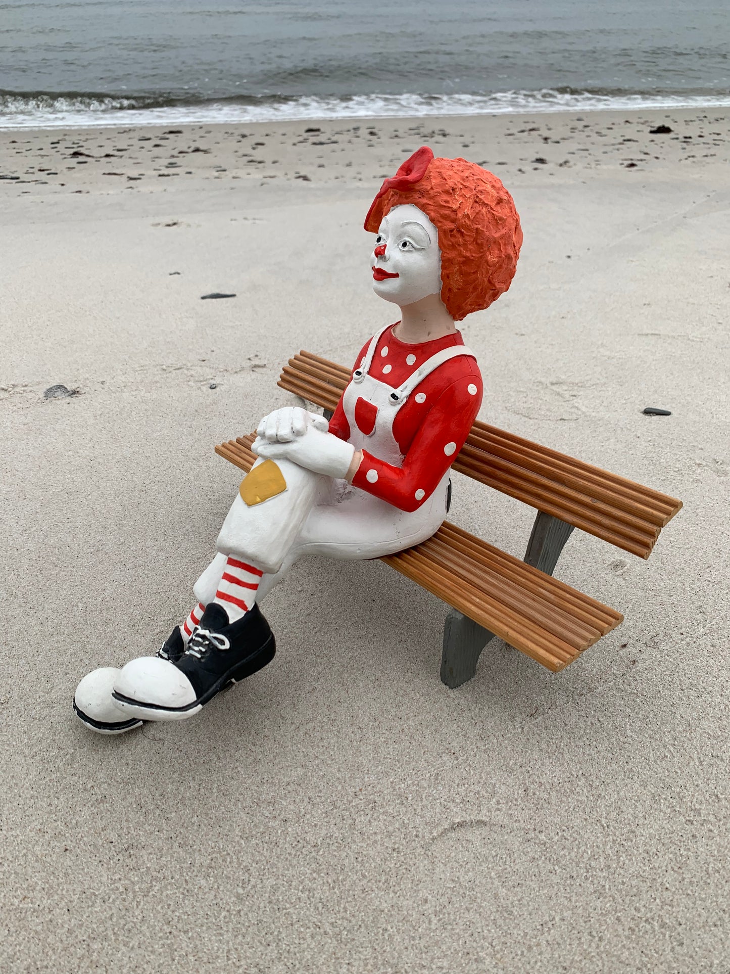 Clown auf der Bank