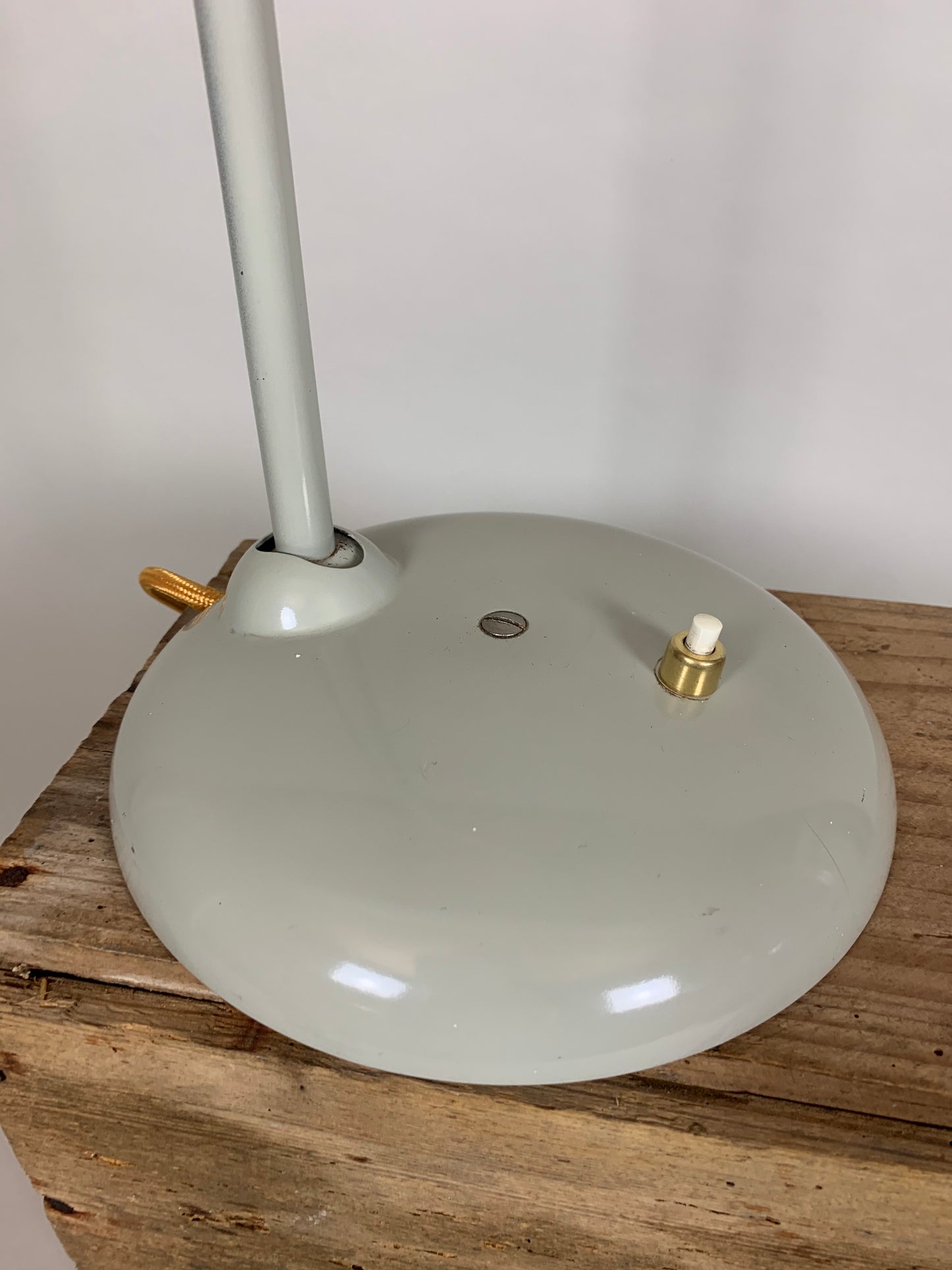 Graue Hala-Tischlampe mit schönen weichen Linien