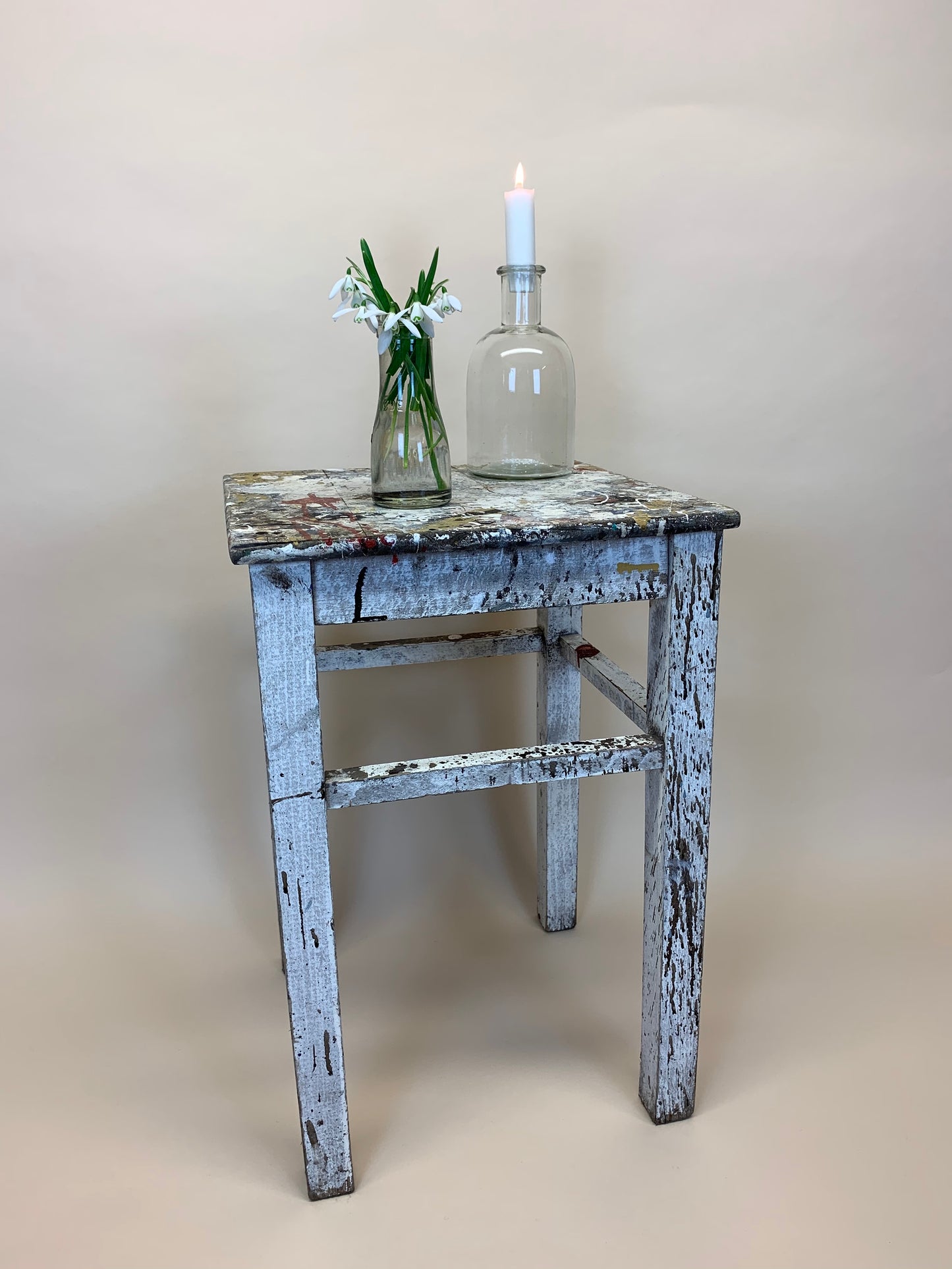 Kleiner Hocker mit viel schöner Patina