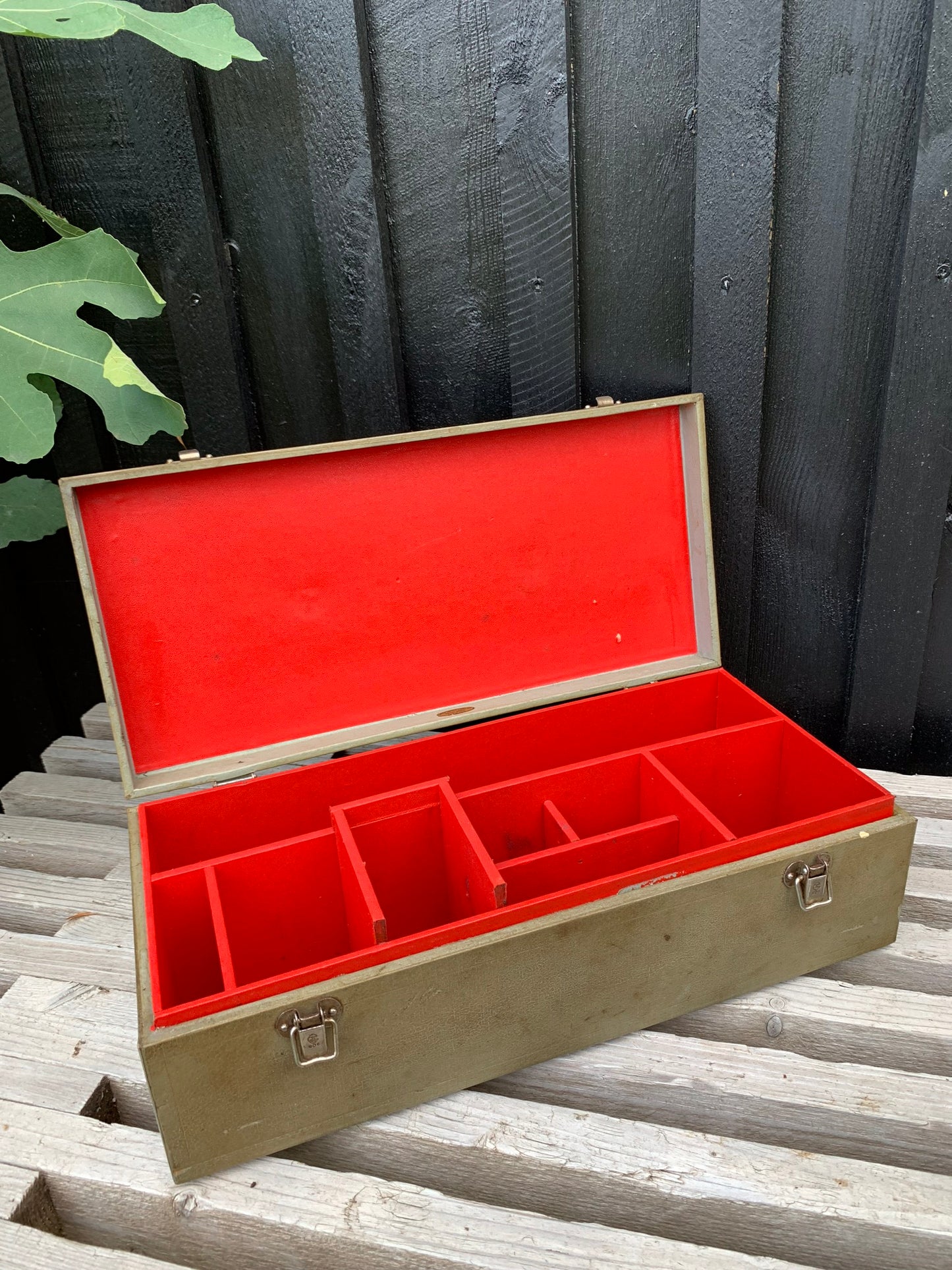 Box mit kleinen Fächern innen