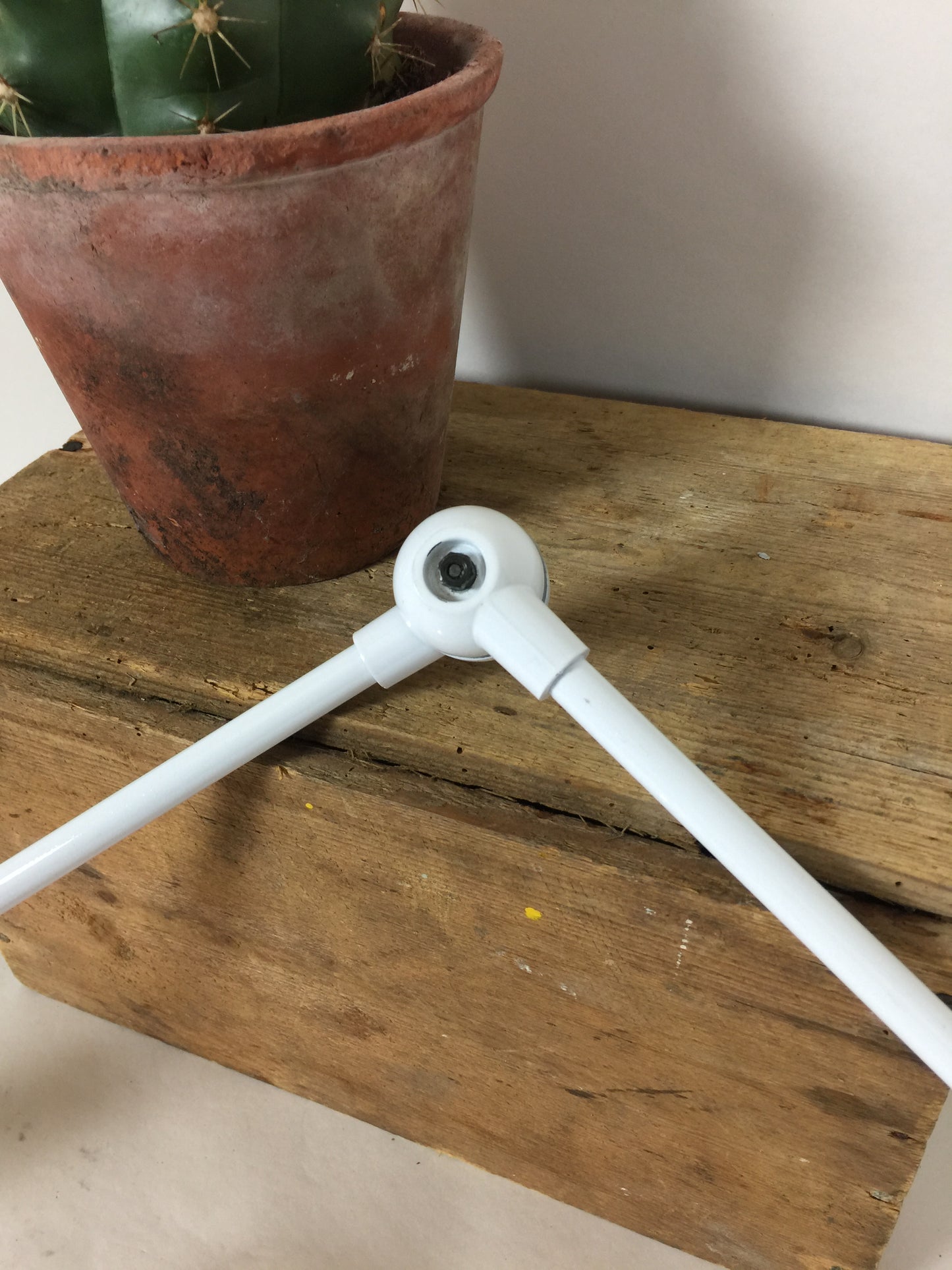 Schöne kleine Jieldé Lampe in weiß mit Schalter