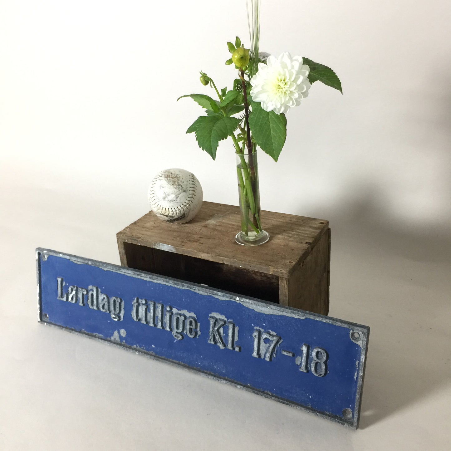 Schönes altes Schild mit viel Patina